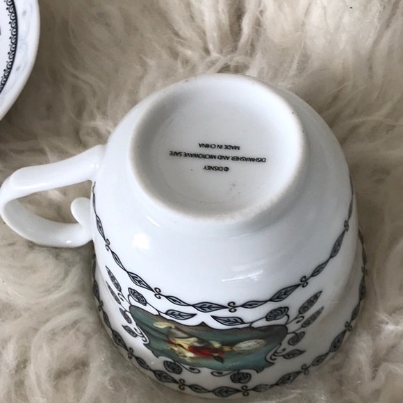 Disney Wonderland Tea cup and saucer 1951 Alice in Wonderland red Queen - Picture 4 of 11